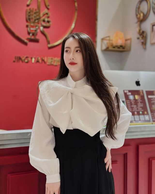 穿上它,不需要解釋,妳就是回頭率最高的女人😎
這套真的超有感!
上半身那個大蝴蝶結超加分~
一穿上直接有種「姐今天沒開會,是開場」的感覺哈哈😆
重點是那件高腰寬褲
比例胸下全是腿!小腹、屁股、腿通通藏好
走路有風不是說說~
黑白配乾淨又有氣勢,穿去開會、商務、甚至約會都OK!
那種「我可以很強,但我不需要吼」的感覺,就是它。◾️Color:白色
◽️ Size:F——————𝓝𝓮𝔀𝓼——————
🔘歡迎來門市挑選試穿
▫️LINE ID :@228xdbis
▫️門市地址📮:高雄市前金區新田路227號
▫️Facebook🔍:JINGYAN 京艷服飾
▫️Instagram 📷:jingyan2019
#fashion #高雄女裝 #職場穿搭 #韓國女裝 #穿搭不煩惱 #時尚穿搭 #場合穿搭 #女人味穿搭 #顯瘦穿搭 #姐妹必收 #襯衫控 #襯衫 #高腰西裝褲