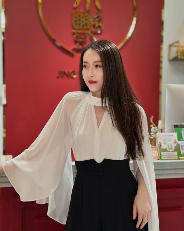你有發現嗎?
有些衣服穿上,整個人氣質就不一樣✨
這件就是隨便站著都像在走伸展台💃
真的美到犯規!
我平常拍照都還會挑角度
但這件上身,隨便站、隨便拍都是大片✨
袖子是飄逸的披肩感,一舉手就是氣場
領口小開衩剛好露出鎖骨線條顯瘦
不會太露又有女人味💋🤍 白色+高腰黑褲:仙氣女神
🖤 黑色+高腰白褲:高冷氣場女王
兩色都百搭,正式、聚會、約會一次搞定
高腰剪裁+修身褲型,肚子直接隱形,腿比例拉到逆天妳今天想當仙氣白還是氣場黑?
留言告訴我❤️◾️Color: 黑色/ 白色
◽️Size: F——————𝓝𝓮𝔀𝓼——————
🔘歡迎來門市挑選試穿
▫️LINE ID:@228xdbis
▫️門市地址📮:高雄市前金區新田路227號
▫️Facebook🔍:JINGYAN 京艷服飾
▫️Instagram 📷:jingyan2019#京艷服飾 #高雄女裝 #氣質穿搭 #氣場穿搭 #場合穿搭 #高腰褲穿搭 #韓國女裝 #顯瘦穿搭 #OOTD分享 #斗篷襯衫