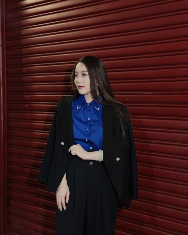 ⚡️有些人靠聲音撐場面,有些人靠衣服~
這套直接自帶氣場藍色緞面襯衫✨光澤感很高級
一穿上整個人亮起來
搭上俐落有廓形的西裝
要修身有修身
搭配高腰寬褲修飾度跟垂直度💯滿分,腿長180這套不只適合商務
脫掉外套配個小包就能去約會
完美詮釋「氣場開到最大,但依然優雅」姐妹們~戰袍已為你準備好了👑
西裝外套
◾️Color:棗紅色/黑色
◽️Size:F
———𝓝𝓮𝔀𝓮𝓼——————
🔘歡迎來門市挑選試穿
▫️LINE ID:@228xdbis
▫️門市地址📮:高雄市前金區新田路227號
▫️Facebook🔍:JINGYAN 京艷服飾
▫️Instagram 📷:jingyan2019#京艷服飾 #高雄女裝 #氣場穿搭 #穿搭 #光澤感襯衫 #西裝外套 #商務穿搭 #女主角穿搭 #西裝控 #OOTD分享