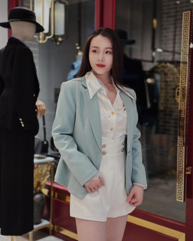 打扮不只讓你職場得意情場也能甜蜜✨「自帶珠光質感的西裝外套!」✨
穿上去我自己都覺得好像自帶 spotlight
不用轉身就是亮點
清爽高級的薄荷藍
色彩不死板又減齡
緞面光澤拼接蕾絲襯衫
小心機的設計
搭配高腰排扣短褲
就算搭了件西裝外套
比例一樣💯◽️Color:薄荷藍/黑色
◾️Size:F——————𝓝𝓮𝔀𝓮𝓼——————
🔘歡迎來門市挑選試穿
▫️LINE ID:@228xdbis
▫️門市地址📮:高雄市前金區新田路227號
▫️Facebook🔍:JINGYAN 京艷服飾
▫️Instagram 📷:jingyan2019#京艷服飾 #高雄女裝 #氣質穿搭 #職場穿搭 #短褲款 #場合穿搭 #韓國女裝 #約會穿搭 #OOTD分享 #穿搭