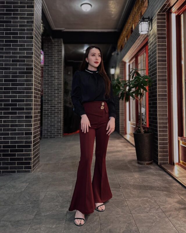 💢誰說”黑色搭酒紅”太成熟?
配色不是老氣,是老娘穿了很有底氣
珍珠緞面自帶光澤感
優雅氣質都拿捏🤌🏻
喜歡喇叭褲的姐妹
#別再錯過這款✨
跟我一樣屁股平、有小腹
都能修飾🔥
重點材質挺,久坐不易皺
讓妳穿上就開掛的戰袍珍珠緞面上衣
◽️Color:白色/卡色/酒紅色/黑色
◾️Size:F
排扣喇叭褲
◽️Color:杏色/酒紅色/黑色
◾️Size:S/M/L/XL——————𝓝𝓮𝔀𝓮𝓼——————
🔘歡迎來門市挑選試穿
▫️LINE ID:@228xdbis
▫️門市地址📮:高雄市前金區新田路227號
▫️Facebook🔍:JINGYAN 京艷服飾
▫️Instagram 📷:jingyan2019#京艷服飾 #高雄女裝 #氣質穿搭 #職場穿搭 #場合穿搭 #韓國女裝 #約會穿搭 #OOTD分享 #穿搭 #喇叭褲