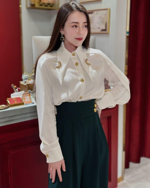 它來了💨
我想它是心中的Top1🔝
白色襯衫平平無奇
如果讓它有了尖領、披肩袖、金扣
穿上去那瞬間
我會說老娘最美😎
一件緞面襯衫
包你職場、宴會、聚餐、商務
都是那最亮眼的存在✨◽️Color：白色
◾️Size：F
——————𝓝𝓮𝔀𝓮𝓼——————
🔘歡迎來門市挑選試穿
▫️LINE ID：@228xdbis
▫️門市地址📮：高雄市前金區新田路227號
▫️Facebook🔍：JINGYAN 京艷服飾
▫️Instagram 📷：jingyan2019#京艷服飾 #高雄女裝 #氣質穿搭 #職場穿搭 #場合穿搭 #韓國女裝 #襯衫穿搭 #OOTD分享 #穿搭 #襯衫控