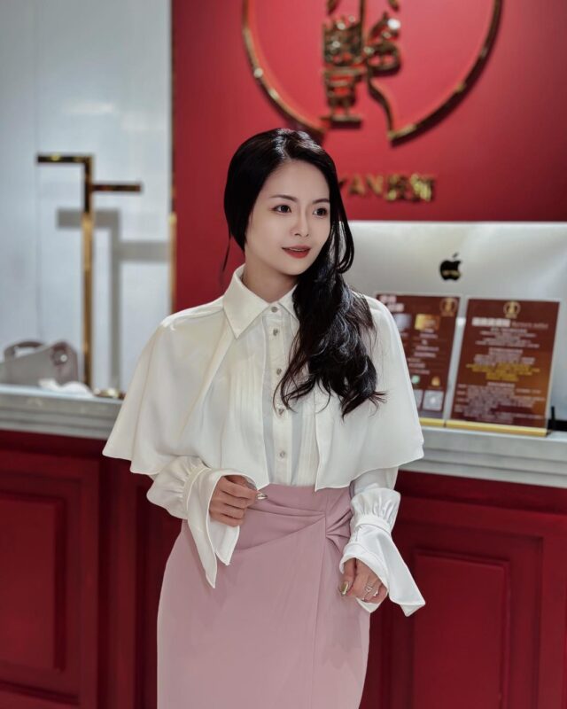 有些衣服不穿不知道
一穿氣質就到💡上衣的細摺壓線＋珍珠釦，是低調版的奢華，
而那片斗篷式小披肩一上身
氣質瞬間變氣場
配上霧粉包臀裙，腰間的立體抓摺剛好修飾小腹線條，
開衩的比例完美顯腿長又保留優雅感～這一套很適合👉
✔️出席活動、聚會
✔️上台
✔️或是妳想在職場默默驚艷所有人😏這不只是穿搭
是一種「我準備好被看見」—
📍穿搭資訊
上衣：立體壓摺珍珠釦斗篷襯衫（可拆式設計）
◾️Color：杏色
◽️Size:F——————𝓝𝓮𝔀𝓮𝓼——————
🔘歡迎來門市挑選試穿
▫️LINE ID：@228xdbis
▫️門市地址📮：高雄市前金區新田路227號
▫️Facebook🔍：JINGYAN 京艷服飾
▫️Instagram 📷：jingyan2019#京艷服飾 #氣質穿搭 #高雄女裝 #韓國女裝 #商務穿搭 #優雅氣場 #顯瘦穿搭 #約會穿搭 #上班族穿搭 #OOTD #穿搭靈感