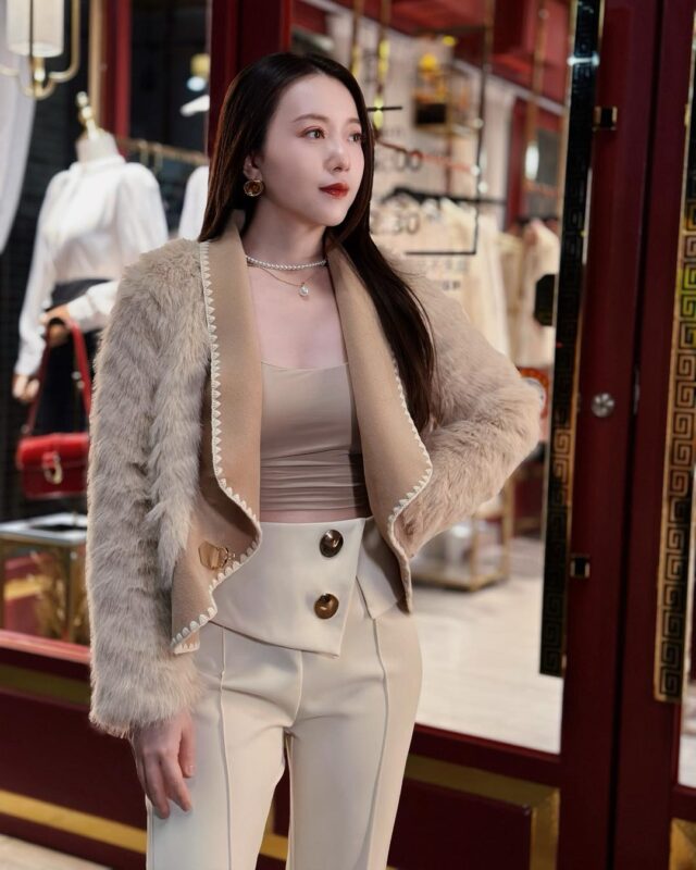 原來…
保暖真的可以跟漂亮畫上等號欸🤩以前一到冬天就會覺得
穿得暖＝看起來很臃腫
穿得好看＝只能硬撐忍冷但這件皮草外套，
真的有點打臉我它不是那種穿起來很厚、很重的外套，
而是那種：
「喔～原來我可以穿得很保暖，
但有比例有質感」短版長度剛剛好
不會把人壓矮
搭高腰褲，
整個下半身比例直接被拉高如果妳也是那種
冬天不想隨便穿
但又不想冷到不行的人
這件真的可以來試試🥰🔘 款式資訊
皮草短版外套＋高腰微喇叭褲
▫️Color：卡色
▪️Size：F——————𝓝𝓮𝔀𝓮𝓼——————
🔘歡迎來門市挑選試穿
▫️LINE ID：@228xdbis
▫️門市地址📮：高雄市前金區新田路227號
▫️Facebook🔍：JINGYAN 京艷服飾
▫️Instagram 📷：jingyan2019#京艷服飾 #高雄女裝 #韓國女裝
#皮草外套穿搭 #冬天也要漂亮
#保暖不等於臃腫 #氣場穿搭
#OOTD