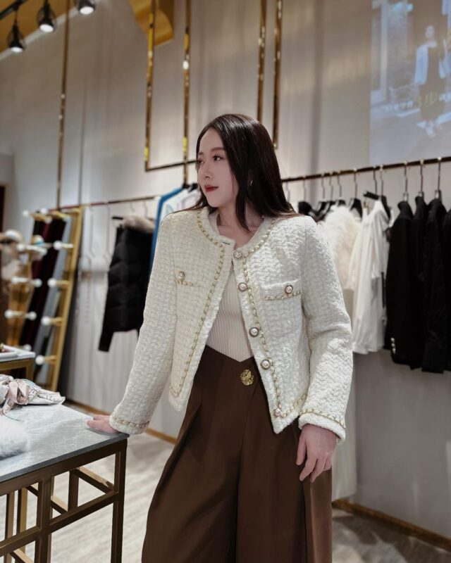 我衣櫃裡好像有一件差不多的🫠這句話都可以成為
穿搭關鍵字但有趣的是
那件「差不多的」
通常很少真的被穿出門因為它沒有新鮮感
也不會讓任何人多看你一眼同樣是小香外套
有的是拿來佔衣櫃空間
有的是一穿出門
就會被問：「欸，你這件哪裡買的？」小香外套配上這款寬褲，
藏肉、修飾腿型只是基本，
真正犯規的是
整個人看起來就很會穿🫢老實說
會讓你猶豫的不是像不像
而是不知道要穿哪一種❓🔘 款式資訊
小香外套▫️Color：杏色
▪️Size：F高腰寬褲▫️Color：咖色/綠色/黑色
▪️Size：S/M/L——————𝓝𝓮𝔀𝓮𝓼——————
🔘歡迎來門市挑選試穿
▫️LINE ID：@228xdbis
▫️門市地址📮：高雄市前金區新田路227號
▫️Facebook🔍：JINGYAN 京艷服飾
▫️Instagram 📷：jingyan2019#京艷服飾 #高雄女裝 #韓國女裝
#小香外套 #會被記住的穿搭
#質感穿搭 #顯瘦穿搭 #商務穿搭
#OOTD