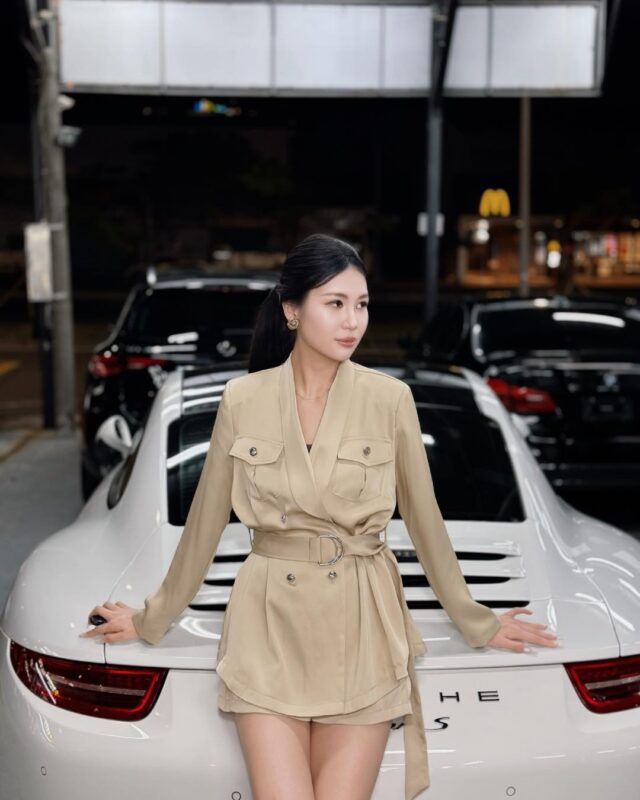 不是沒氣場 是服裝還沒幫自己開場😎美女本來就高、瘦、腿長
很羨慕的身材其實最怕穿錯穿太鬆，像衣服掛在身上
穿太貼，又容易顯得單薄尤其她是做汽車業務
第一眼不能只是“漂亮”
還要讓客人覺得
專業、俐落、值得信任所以我幫她挑選
香檳西裝洋套裝。垂墜感，修飾身型
腰帶，拉出比例
短褲，放大腿長優勢
穿搭不是硬把她變成別人
而是把她原本的優勢放大從「漂亮女生」
變成「看起來很會成交的女人」✨🔘款式資訊
西裝洋套裝
▫️Color：白色/香檳色/黑色
▪️Size：S/M/L
——————𝓝𝓮𝔀𝓮𝓼——————
🔘歡迎來門市挑選試穿
▫️LINE ID：@228xdbis
▫️門市地址📮：高雄市前金區新田路227號
▫️Facebook🔍：JINGYAN 京艷服飾
▫️Instagram 📷：jingyan2019#京艷服飾 #高雄女裝 #汽車業務穿搭 #銷冠穿搭 #形象改造 #商務穿搭 #氣場穿搭 #高級感穿搭 #韓國女裝 #形象照穿搭 #戰袍穿搭 #OOTD分享