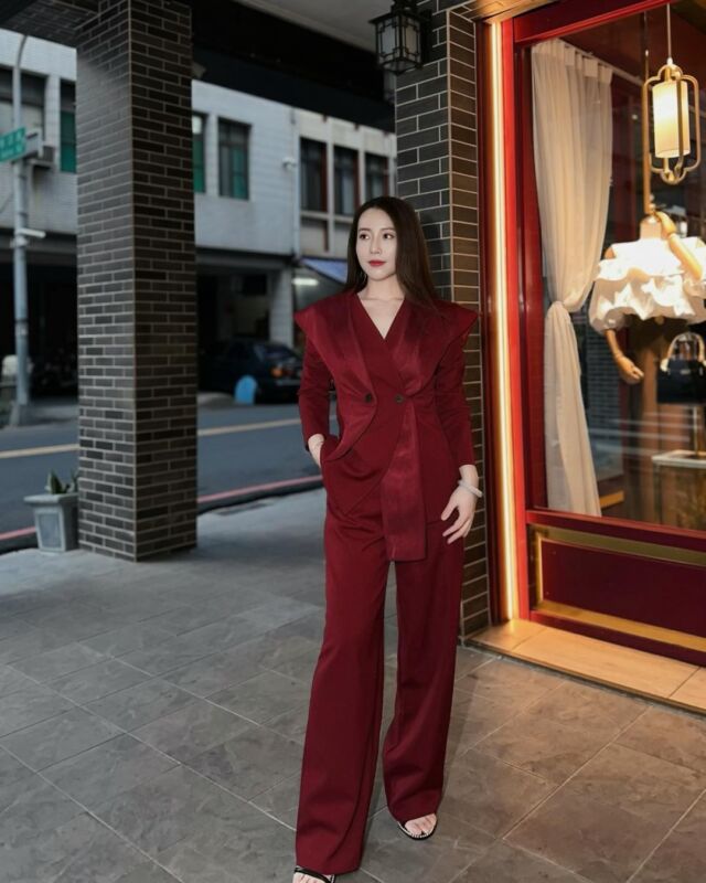 穿得平庸當個路人
不如穿得亮麗，先聲奪人。🤣
不是只有穿得黑黑灰灰才叫專業
漂亮跟專業，是可以同時擁有的✨

真正厲害的女人
不是把自己穿得沒存在感
而是讓人第一眼注意到妳
開口後更確定
嗯，這位真的有料🤔
披肩歐根紗把肩線跟身形撐起來
整個人看起來更有份量
重點是可拆式，一套衣服兩種樣式
設計上該有的胸摺、腰身細節一樣沒少

🖤黑色經典穩重，重要場合不出錯。
🍷酒紅亮眼有質感，走進場就自帶記憶點。

見客戶、開會、上台、商務聚餐，
都不用在「漂亮」和「專業」之間二選一。

這套妳一出場，自帶氣場。✨

🔘款式資訊
氣場西裝套裝
▫️Color：黑色／酒紅色
▪️Size：S/M/L

——————𝓝𝓮𝔀𝓮𝓼——————

✨歡迎親自到門市試穿體驗
照片好看不如親自穿上更有感！
現場可試穿搭配，找到最適合妳的版型與風格。
喜歡再帶回家，穿搭更安心💕

📍京艷服飾 門市資訊
▫️地址：高雄市前金區新田路227號
▫️LINE：@228xdbis
▫️Facebook：JINGYAN 京艷服飾
▫️Instagram：@jingyan2019

💌想詢問尺寸、款式或新品到貨，
歡迎私訊或加入LINE與我們聯繫！

#京艷服飾 #老闆穿搭 #職場穿搭 #韓國女裝 #戰袍穿搭