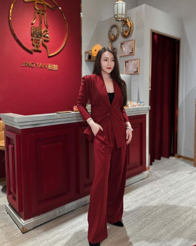 原本是闆娘私藏的戰袍
不過這套很多姐妹詢問🔥
但都敗在不敢駕馭🥹
如果不想一成不變
別把自己穿得很一般
這套不是那種穿起來很硬的正式感
而是妳一穿上整個人就很有氣勢

肩線撐起來
腰線收出來
腿的比例也拉長了

最重要的是
它不會讓妳像業務
而是像今天有備而來的✨
重要場合都可以穿

有些衣服穿上只是好看
但這套是會讓妳自信的那種底氣

🔘款式資訊
氣場戰袍套裝
▫️Color：酒紅色/黑色
▪️Size：S/M/L

——————𝓝𝓮𝔀𝓮𝓼——————

✨歡迎親自到門市試穿體驗
照片好看不如親自穿上更有感！
現場可試穿搭配，找到最適合妳的版型與風格。
喜歡再帶回家，穿搭更安心💕

📍京艷服飾 門市資訊
▫️地址：高雄市前金區新田路227號
▫️LINE：@228xdbis
▫️Facebook：JINGYAN 京艷服飾
▫️Instagram：@jingyan2019

💌想詢問尺寸、款式或新品到貨，
歡迎私訊或加入 LINE 與我們聯繫！

#京艷服飾 #韓國服飾 #商務穿搭 #職場穿搭 #氣場穿搭 #戰袍穿搭